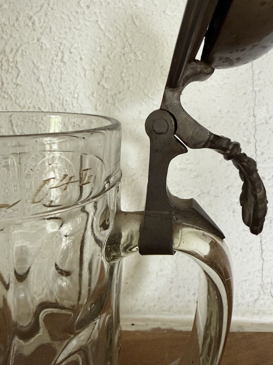 Bicchieri: Chope à bière avec couvercle en étain et sonnette – Usato da Les Bayards venduto da aout 3