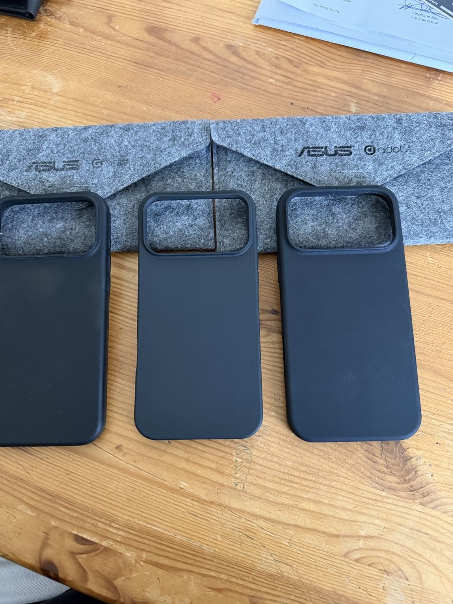Asus Cover & Protezioni schermo: 3x coques IPhone 17 pro max Asus – Nuovo (secondo la descrizione) da La Chaux-de-Fonds venduto da CGL_watches16y