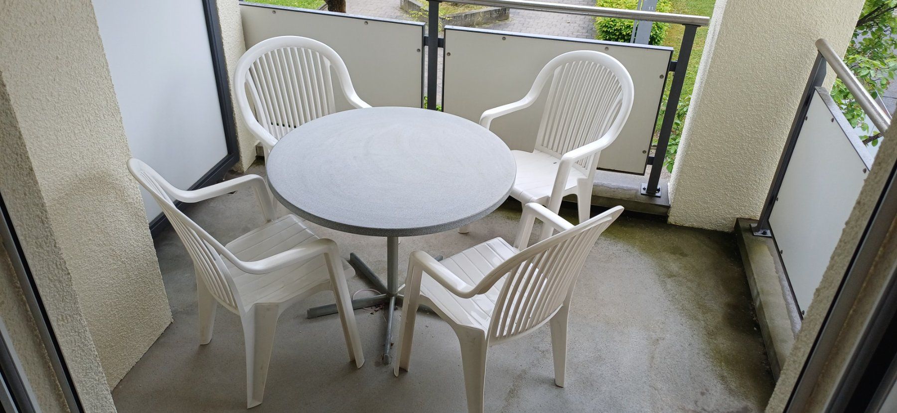 Set di tavolo e panche: Balkontisch mit Stühle – Usato da Pfäffikon ZH venduto da rst628
