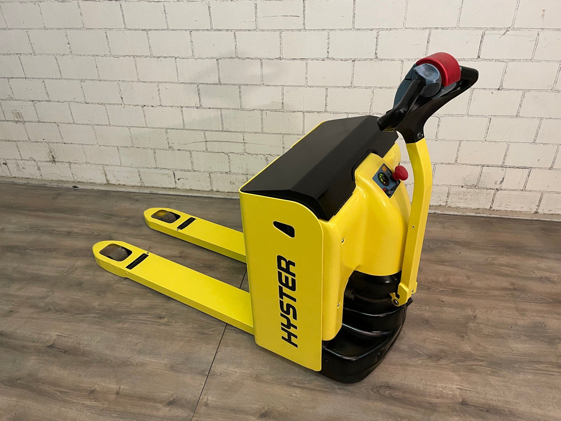 Carrelli elevatori e a forche: Hyster Stapler 2,0 Tonnen – Usato da Bettwiesen venduto da chili1 2