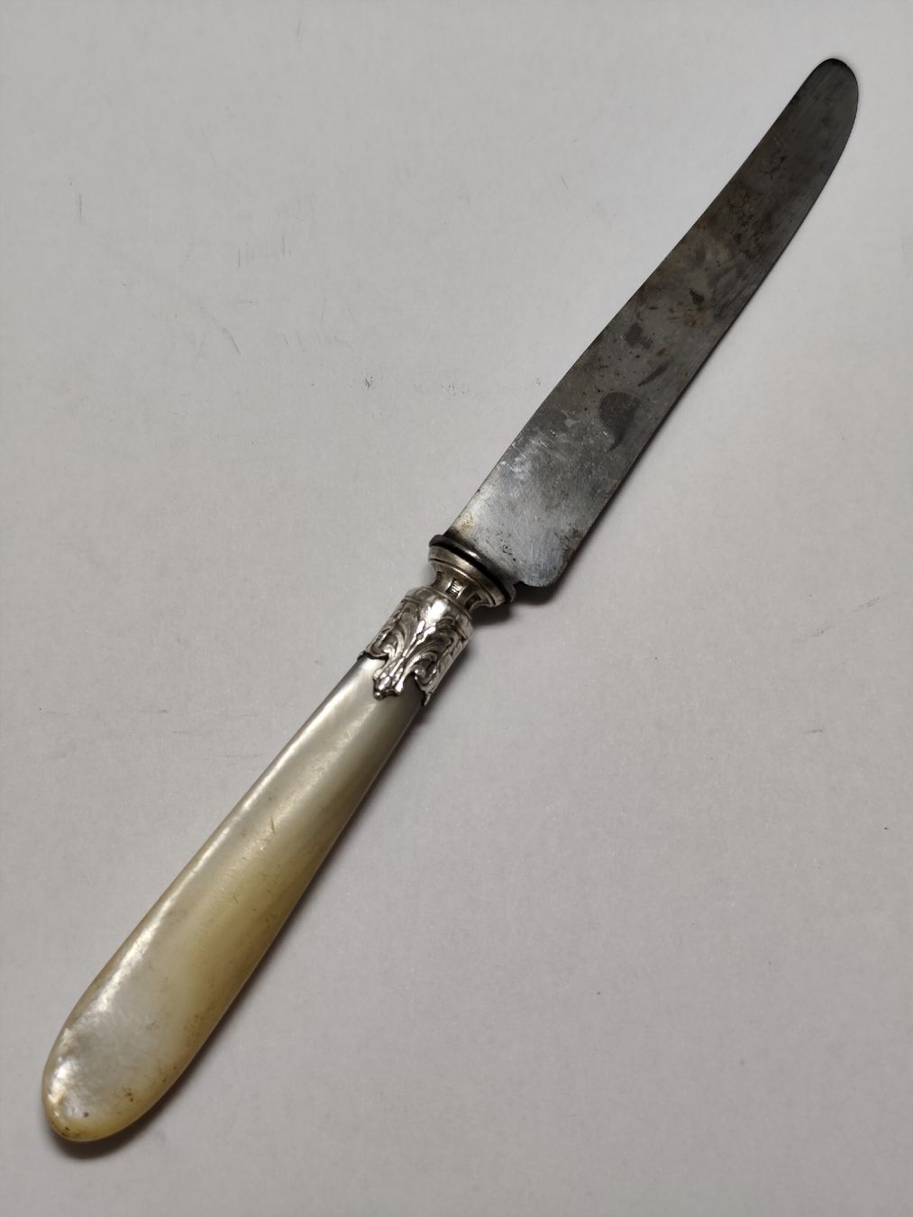 Besteck: Antikes Messer mit Perlmuttgriff & verziertem Silber-Mittelt – Gebraucht aus Châtelaine von Tropic.Watch2 1