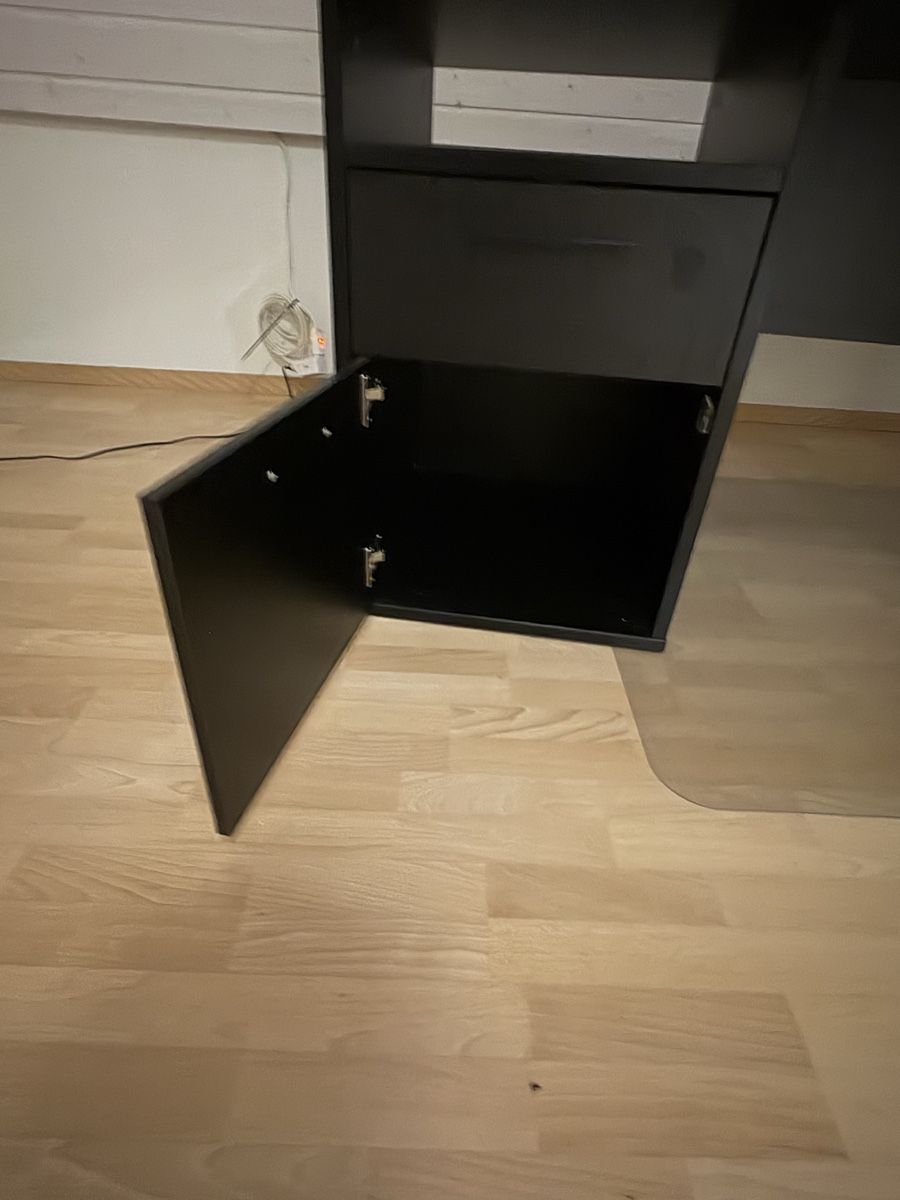 Schreibtische: Schreibtisch schwarz  – Gebraucht aus Oberwil (Dägerlen) von 1997 3