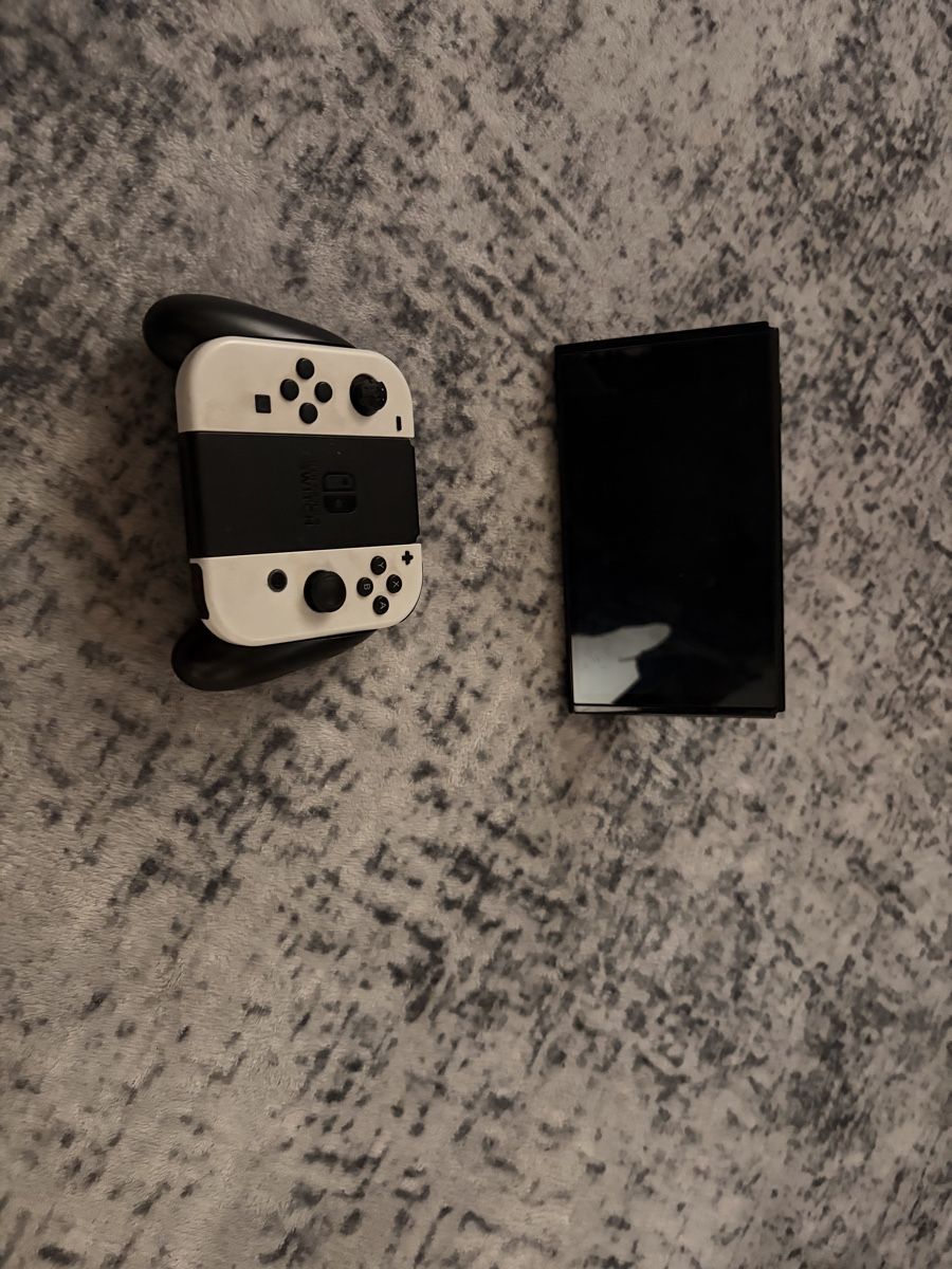 Nintendo Console: Console Nintendo Switch OLED blanc avec accessoires – Usato da Avenches venduto da LilouRaja1580 3