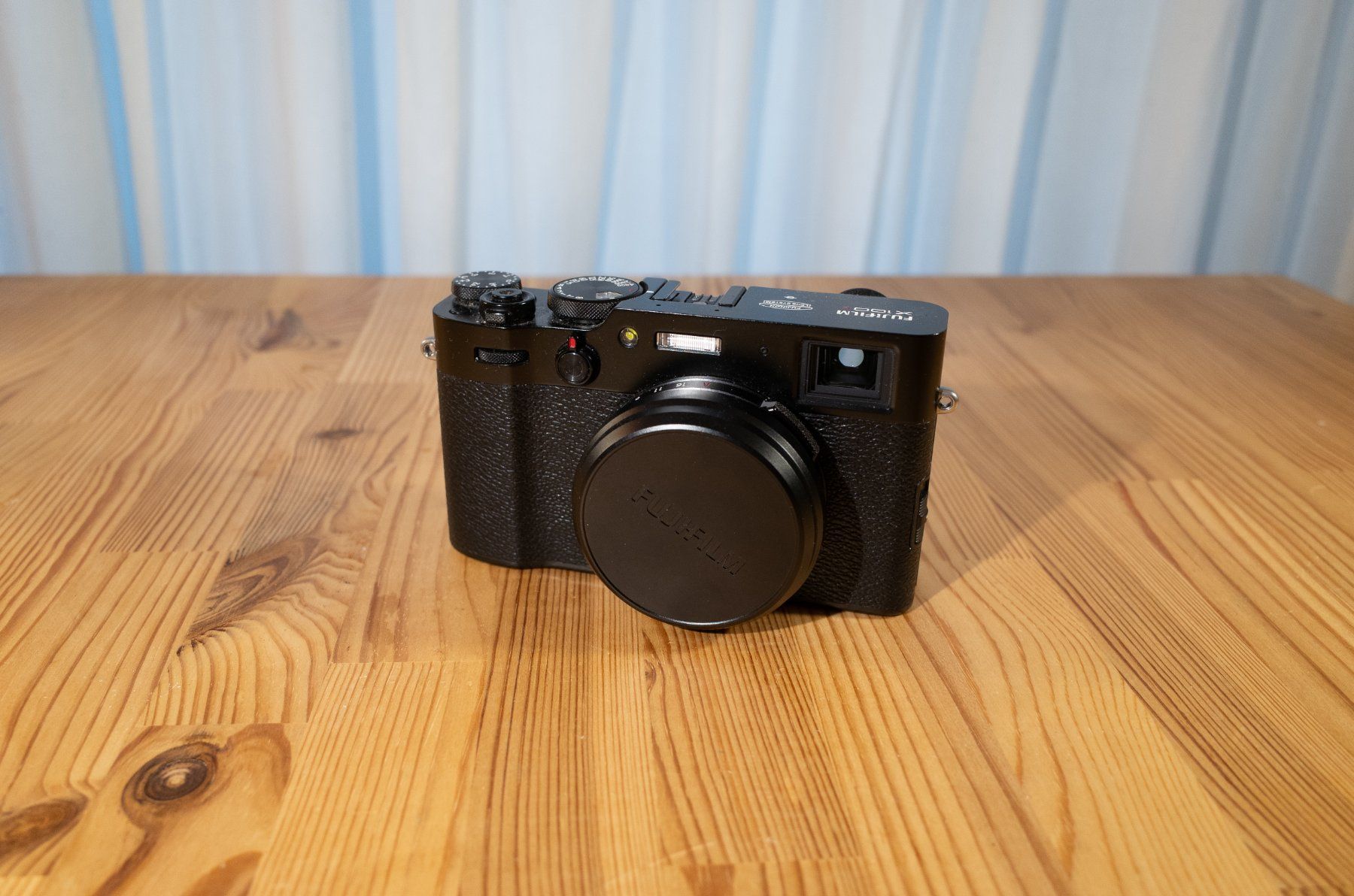 Fujifilm Fotocamera: Fujifilm X100V + Leder Case und 2 extra Akkus – Usato da Wädenswil venduto da SO2