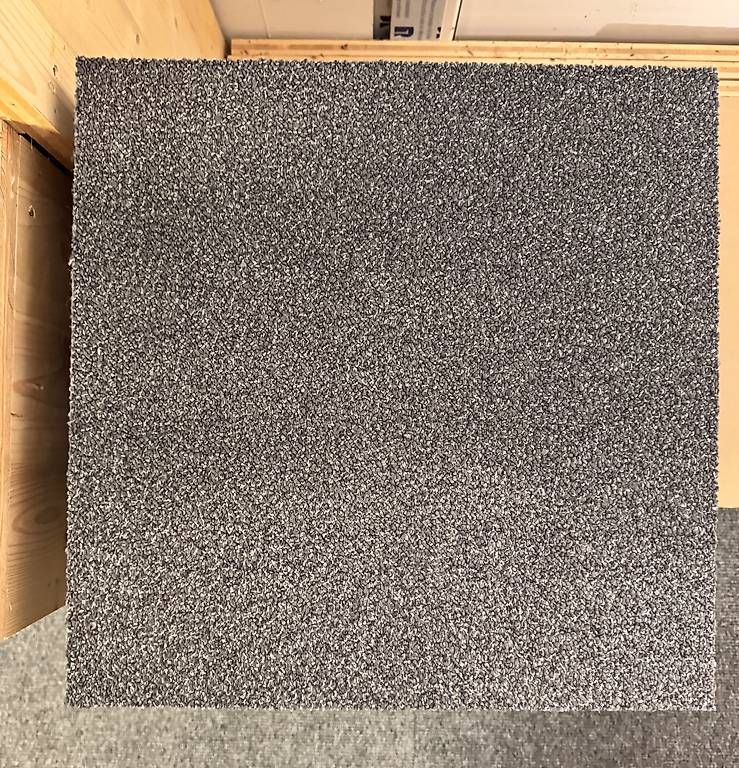 Tappeti: Teppichfliesen / Teppichplatten grau 50x50 140Stk. – Usato da Wagen venduto da Floh223