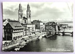 Zürich, Limmatquai, Grossmünster und die Alpen