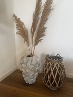 Dekovase mit Trockenblumen & Rattan-Laterne ? Boho Stil