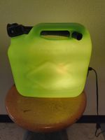 Designer-Leuchte Lumenister, grün, Licht im Benzinkanister