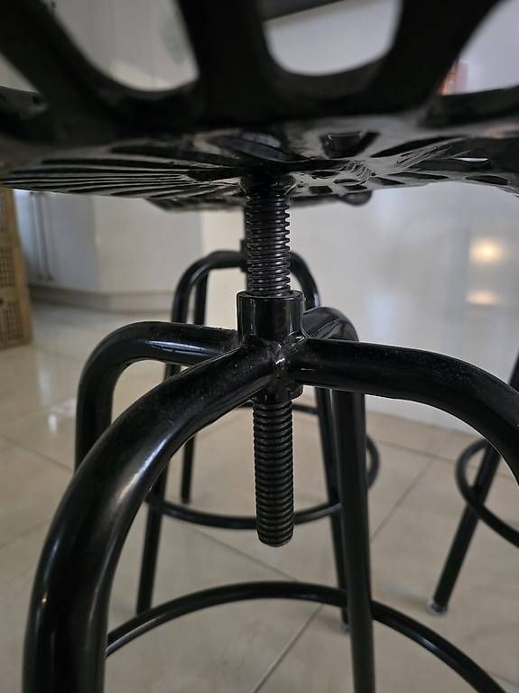 Sgabelli: Bar Hocker Höhen verstell bar – Usato da Schlatt TG venduto da aigent7 1