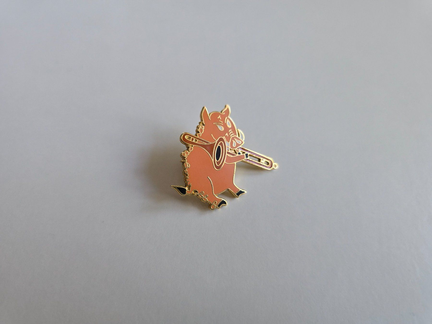 Plaquettes & Badges: Pin Wildschwein mit Posaune – D'occasion à Dättlikon par Wundertuete_
