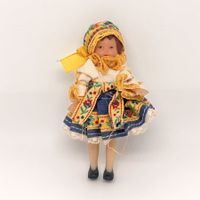 Vintage-Trachtenpuppe aus der Tschechoslowakei
