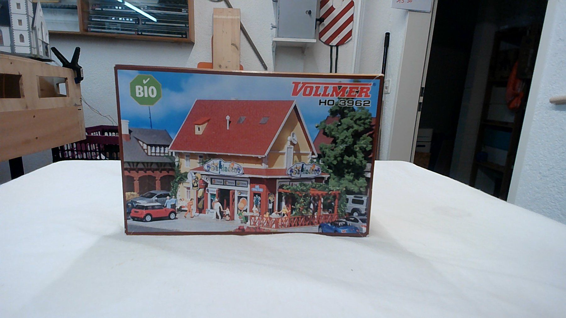 Vollmer Modelleisenbahnen: 3 Häuser, 1 Kirche von Vollmer H0 – Neu und originalverpackt aus Grellingen von Rolf.W57 2