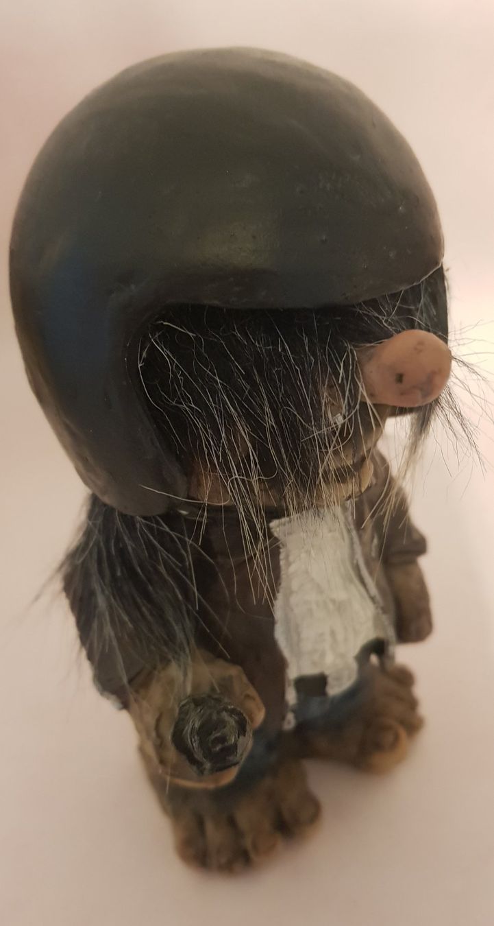Statuette: troll motorrad fahrer mit helm – Usato da Figino venduto da mayam63 1
