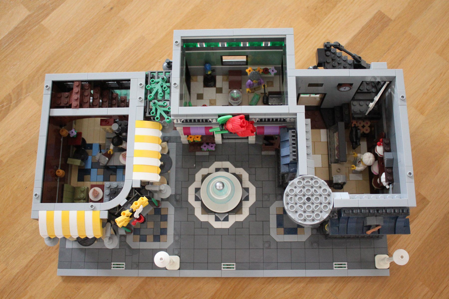 Lego Jeux de construction: Lego Creator 10255 Stadtleben – D'occasion à Mörschwil par leg_yrn8