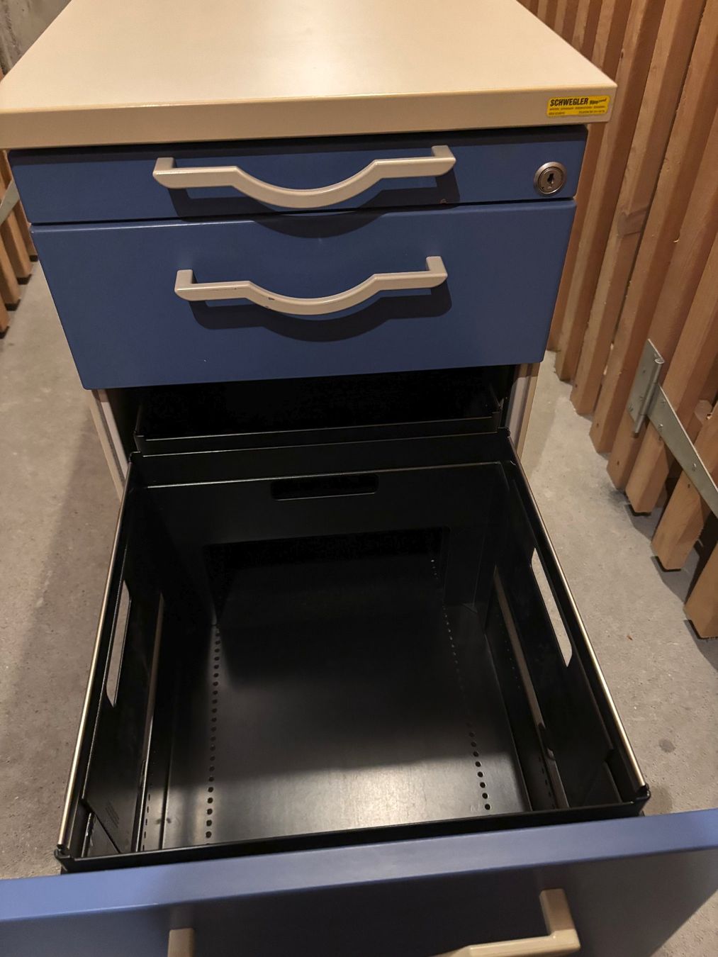 Banconi: Schubladencontainer blau-crème, 3 Schubladen, rollbar – Usato da Adligenswil venduto da Schrempf11 2