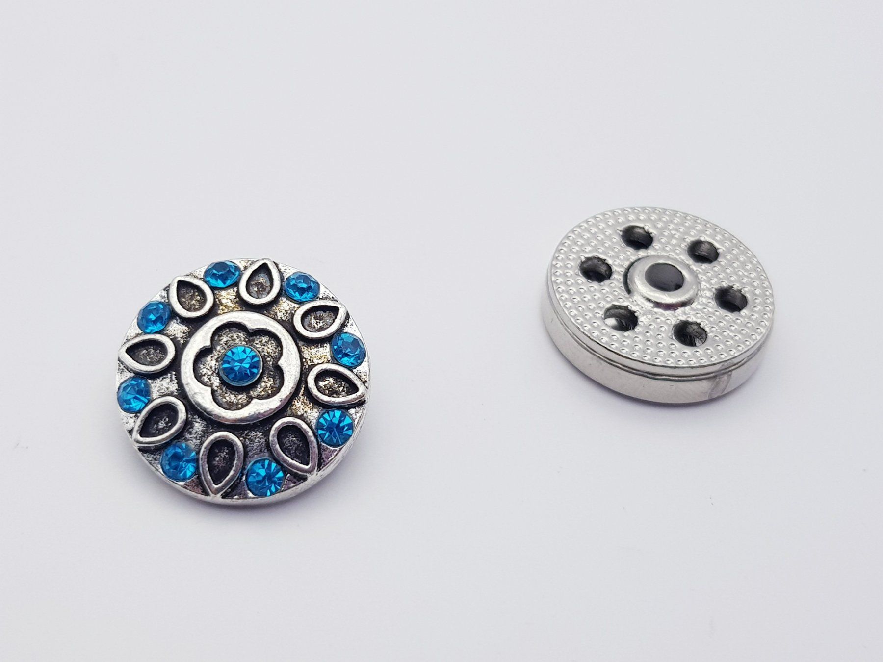 Bottoni: Snap Button Druckknöpfe zum Aufnähen - hellblau – Nuovo e nell'imballaggio originale da Menziken venduto da Zyropa