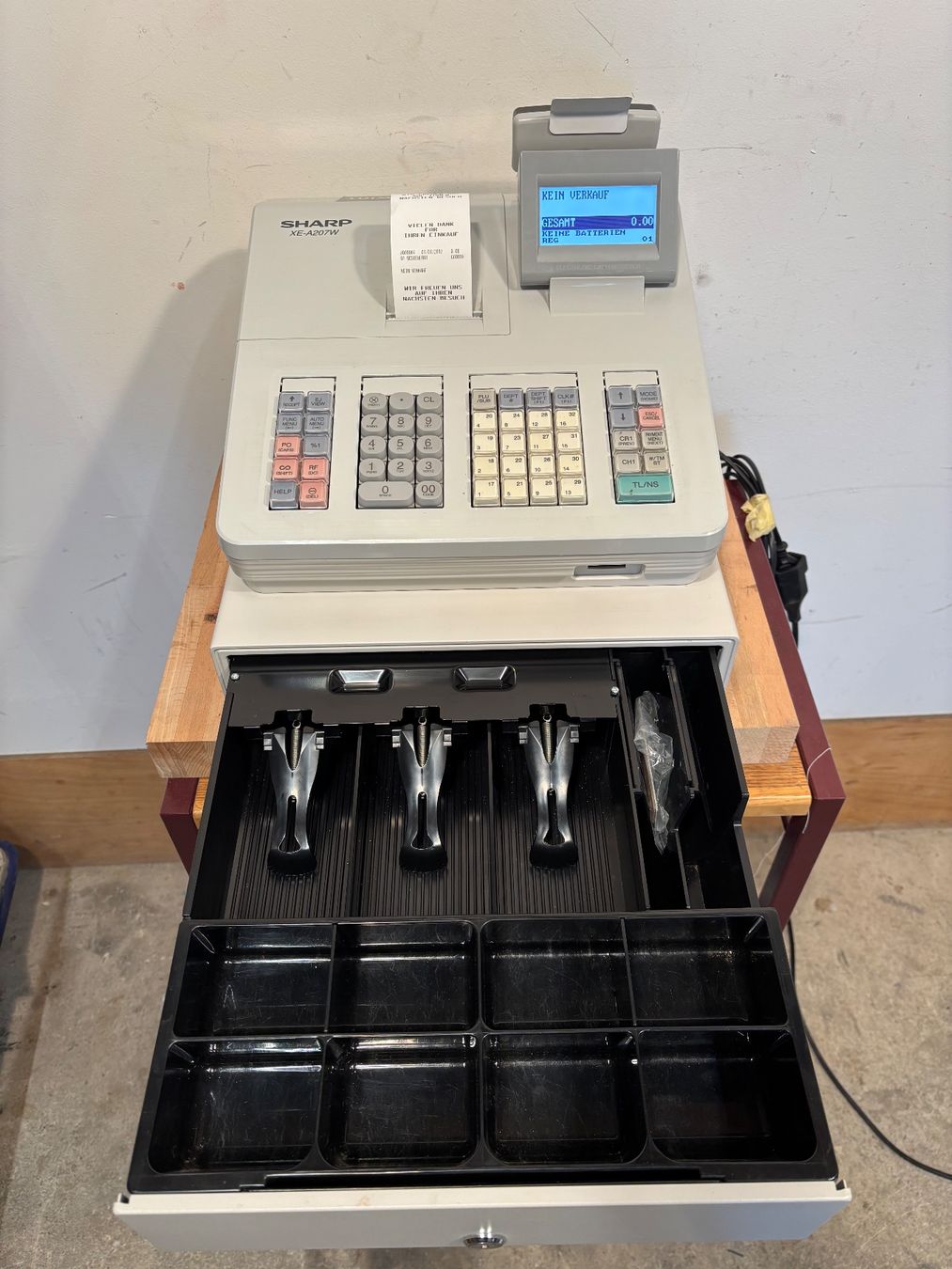 Sharp Registratore di cassa: Registrierkasse SHARP XE-A207W mit Ersatz Thermorollen – Usato da Winterthur venduto da ReUse_Baumarkt 1