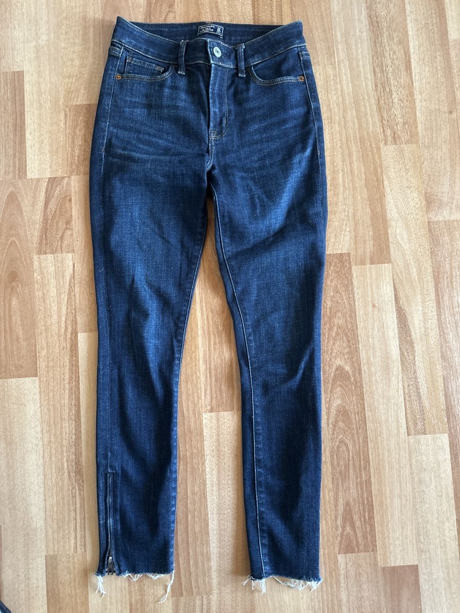 Abercrombie Pantaloni: Abercrombie Jeans, Gr. 24, einf. Bundweite 31 cm – Usato da St. Gallen venduto da mai_gd7k