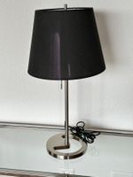 Elegante Lampe I Metallfuss I schwarzer Schirm