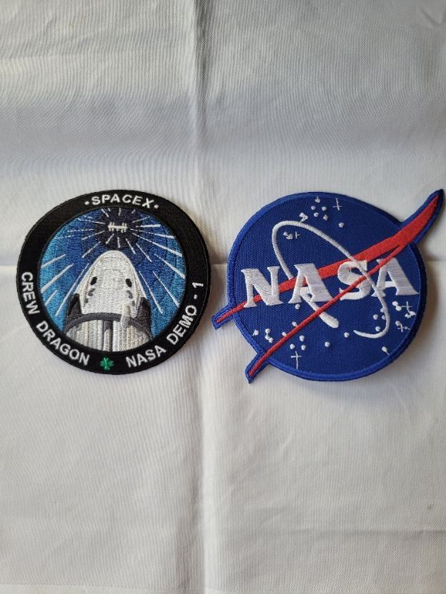 NASA Placchette & Badge: Zwei Raumfahrt-Abzeichen gestickt, Durchmesser 10cm – Nuovo e nell'imballaggio originale da Altdorf UR venduto da Nordwing