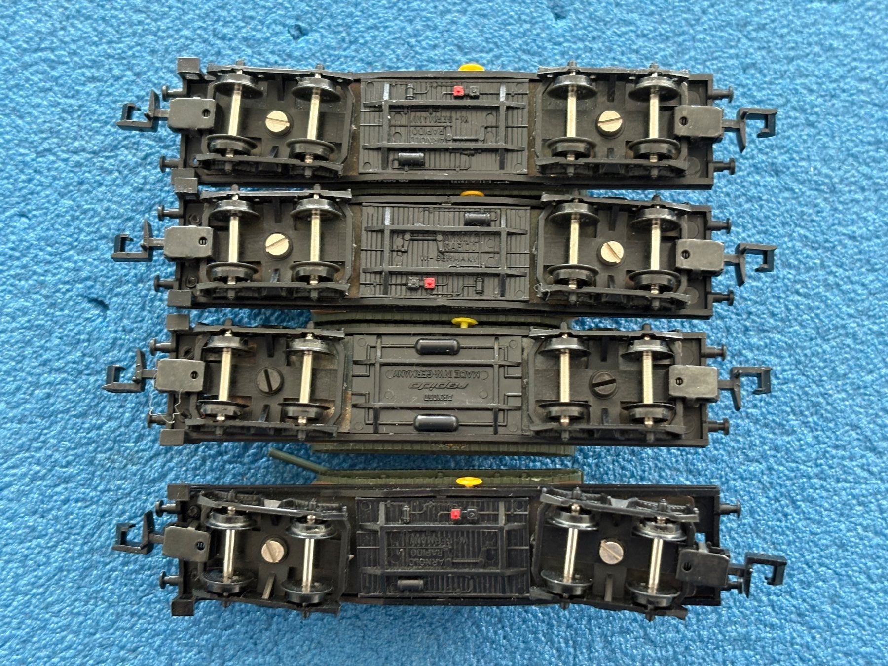 Arnold Modelleisenbahnen: 4x Arnold 4970 Schwerlastwagen mit Leopard Panzer – Gebraucht aus Hauterive NE von eriamch 2