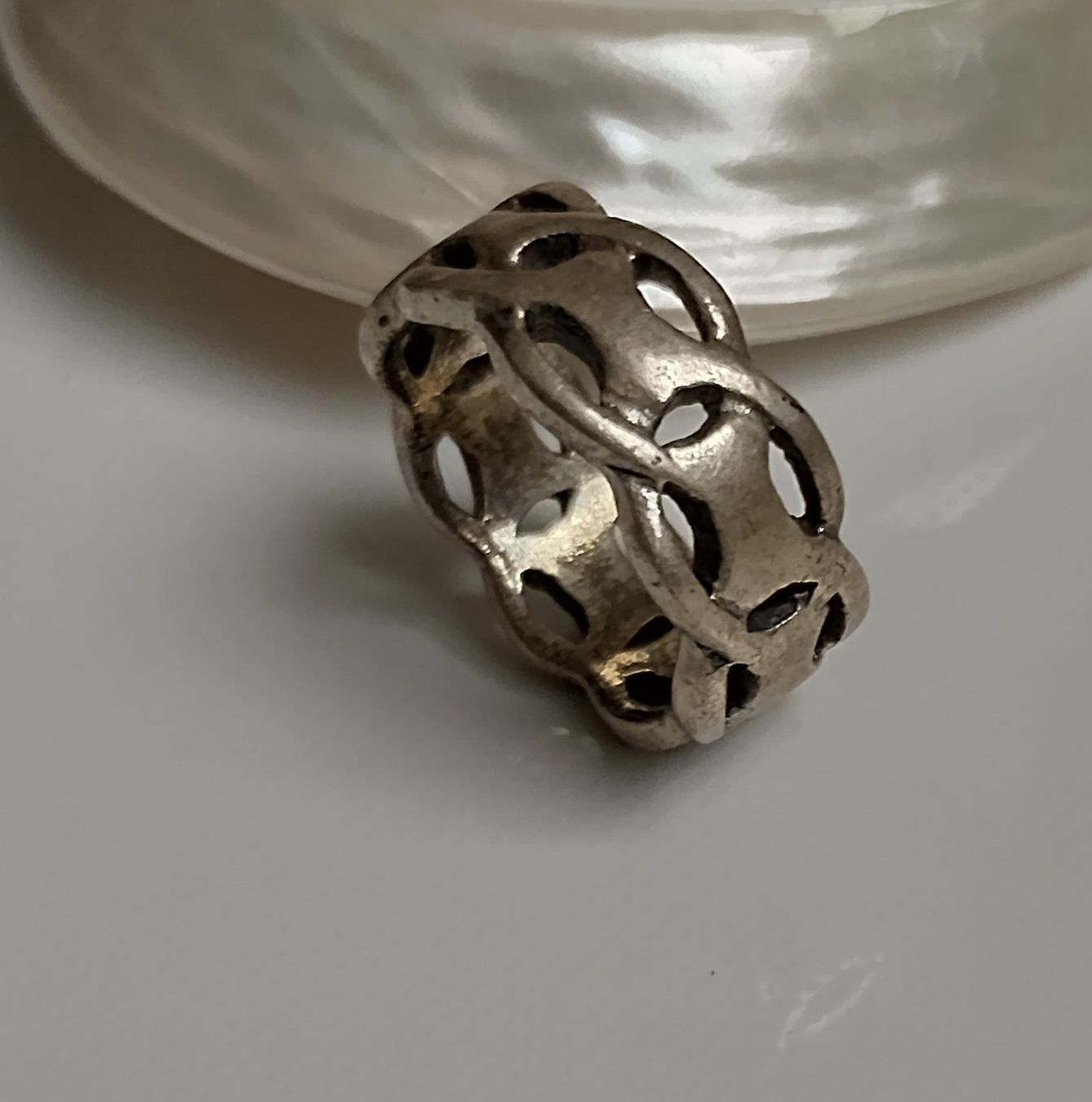 Anelli: RING IN 925 SILBER MIT RUNDUMMUSTERUNG – Usato da Romanshorn venduto da BoutiqueA 1