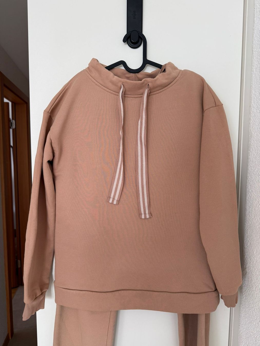 Anzüge & Kostüme: Damen Jogginganzug in Beige, Grösse S – Gebraucht aus Lausanne von oneroi