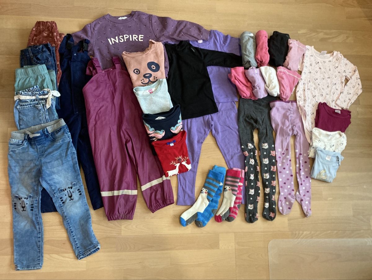 Kleiderpakete & -sets: Winter Mädchen Kleiderpaket Grösse 98/104 – Gebraucht aus Balterswil von ben_mey