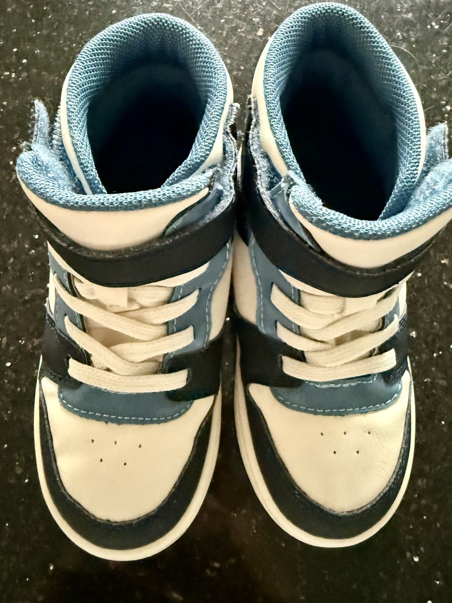 H&M Schuhe für Jungen: Sneaker Grösse 25 vorne offen mit Klettverschluss – Neu (gemäss Beschreibung) aus Lyss von Sibella56