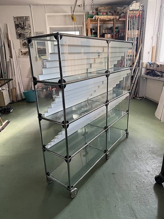 USM Vetrine: USM Haller Glasvitrine 2x4 rundum Glas/ Preis VB – Usato da St. Gallen venduto da J00rdin 1