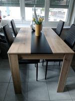 Tisch und Stühle zusammen oder getrennt 