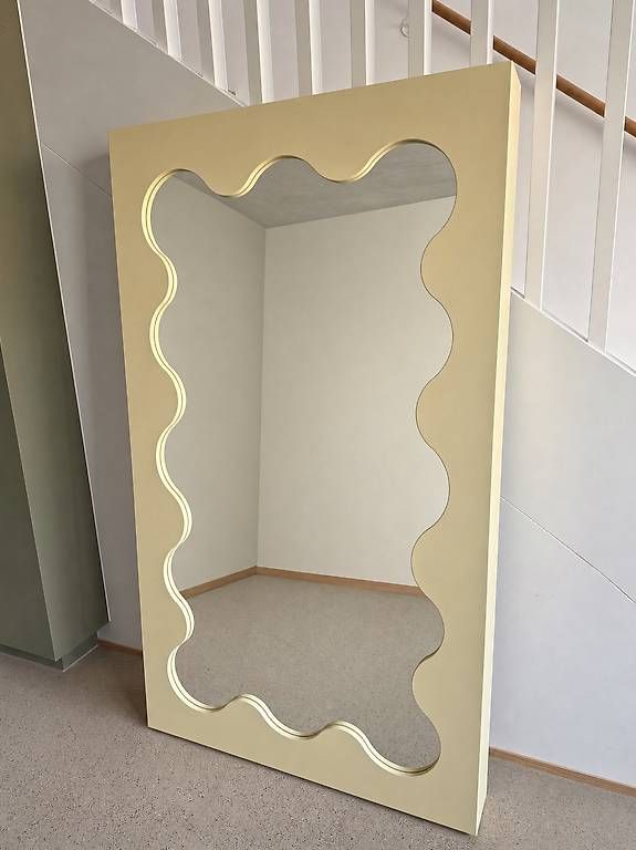 Specchi: Gustaf Westman Curvy Mirror  Pale yellow – Usato da Zürich venduto da ljjud 2