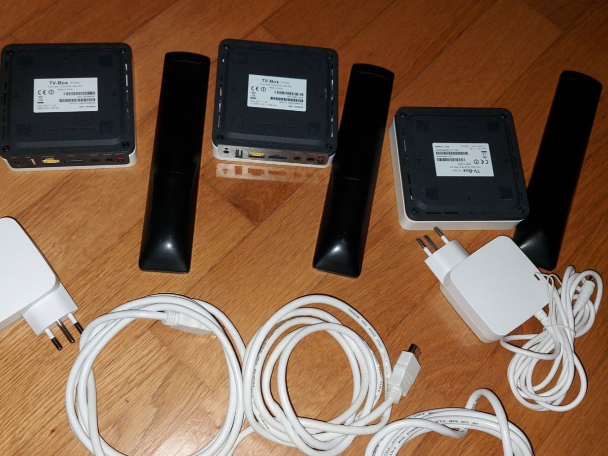 Swisscom Lettore multimediale & Streamer: Swisscom Tv Box 3er Set & Panasonic Telefonset – Usato da Hohenrain venduto da magiclocke 2