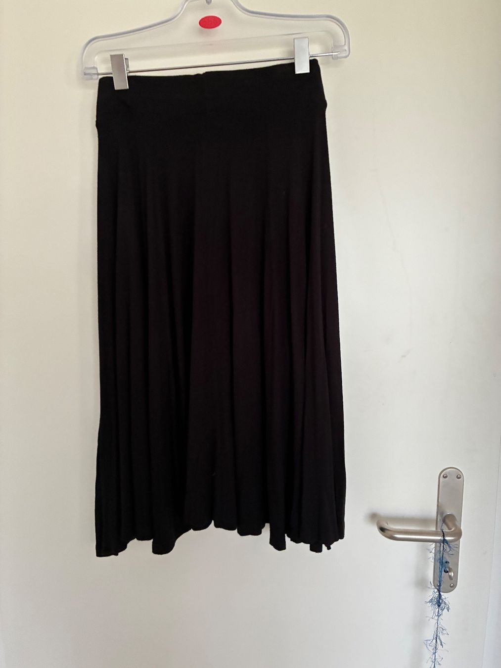 H&M Jupes: Schwarzer Rock S H&M – D'occasion à Pfungen par 17j_5zgy 1