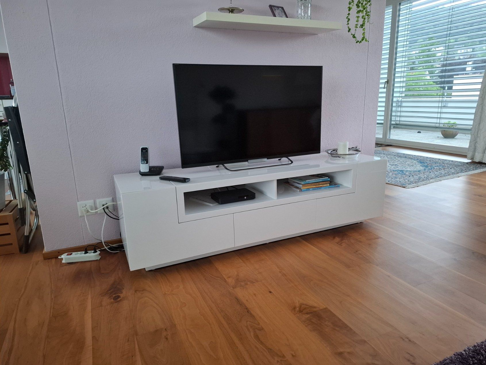 Mobili TV: Elegantes TV-Möbel, hochglanz-weiss – Usato da Buchs ZH venduto da Jaipur01 1