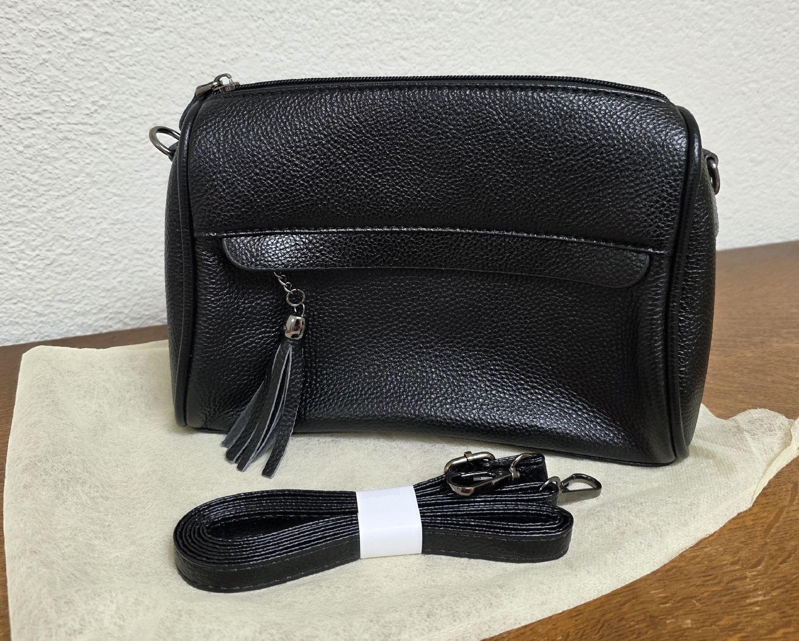 Taschen für Damen: Schwarze Umhängetasche aus Leder.Neu – Neu und originalverpackt aus Rheinsulz von Gilea