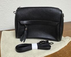 Schwarze Umhängetasche aus Leder.Neu