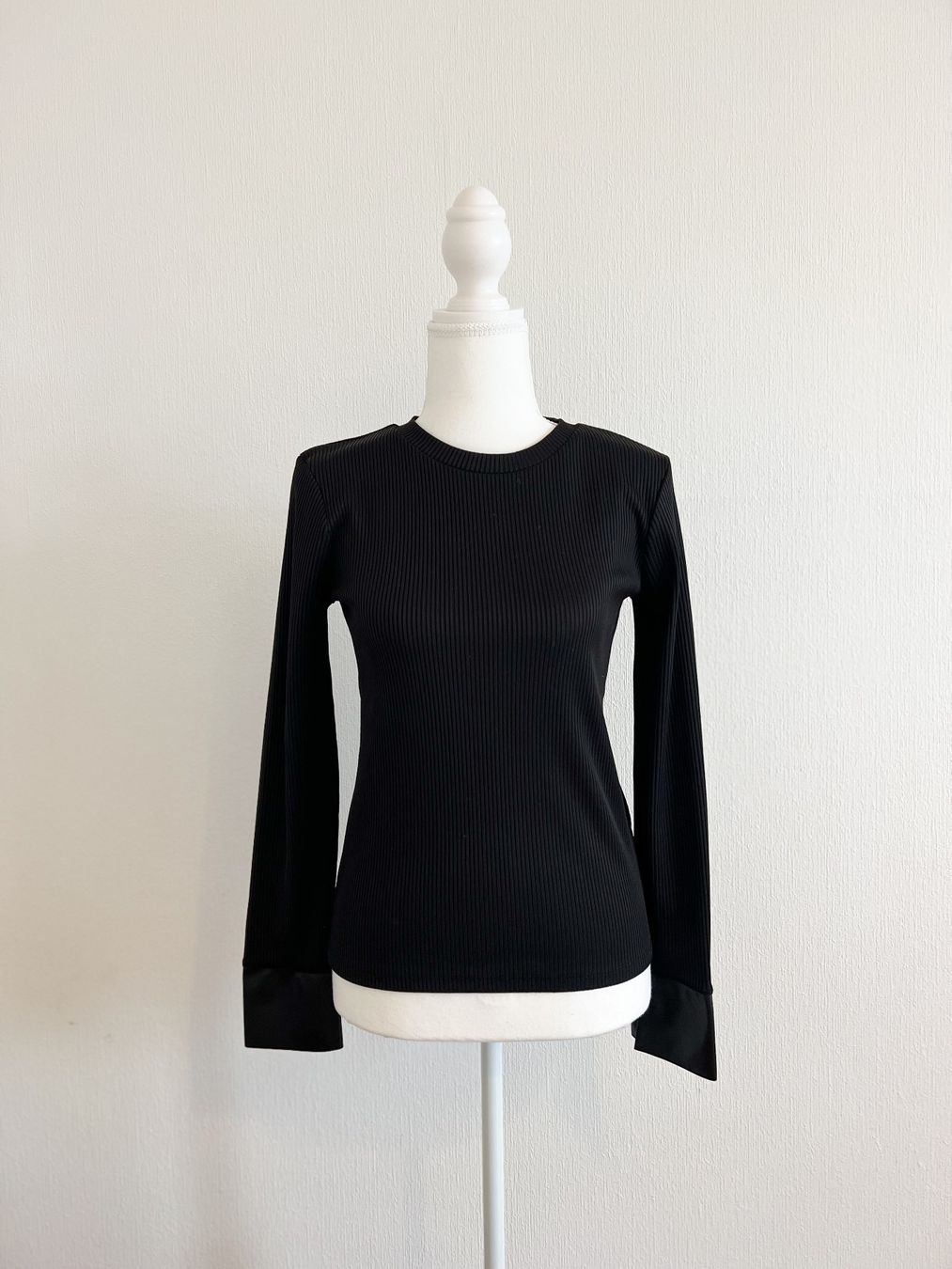 Top: Pull noir avec détail cuir – Usato da Lausanne venduto da Greenbyaudrey 1