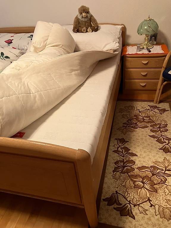 Letti: Bett mit Lattenrost und Nachttisch – Usato da Brütten venduto da Baghini
