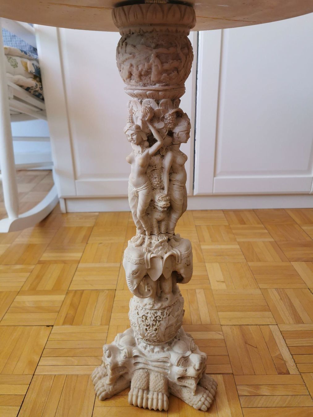 Tavoli: Table sculptée en plâtre – Usato da Genève venduto da vins50 4