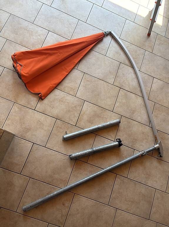 Sonnenschirme: Sonnenschirm mit passendem Metallgestell – Gebraucht aus Rudolfstetten von Mtiny