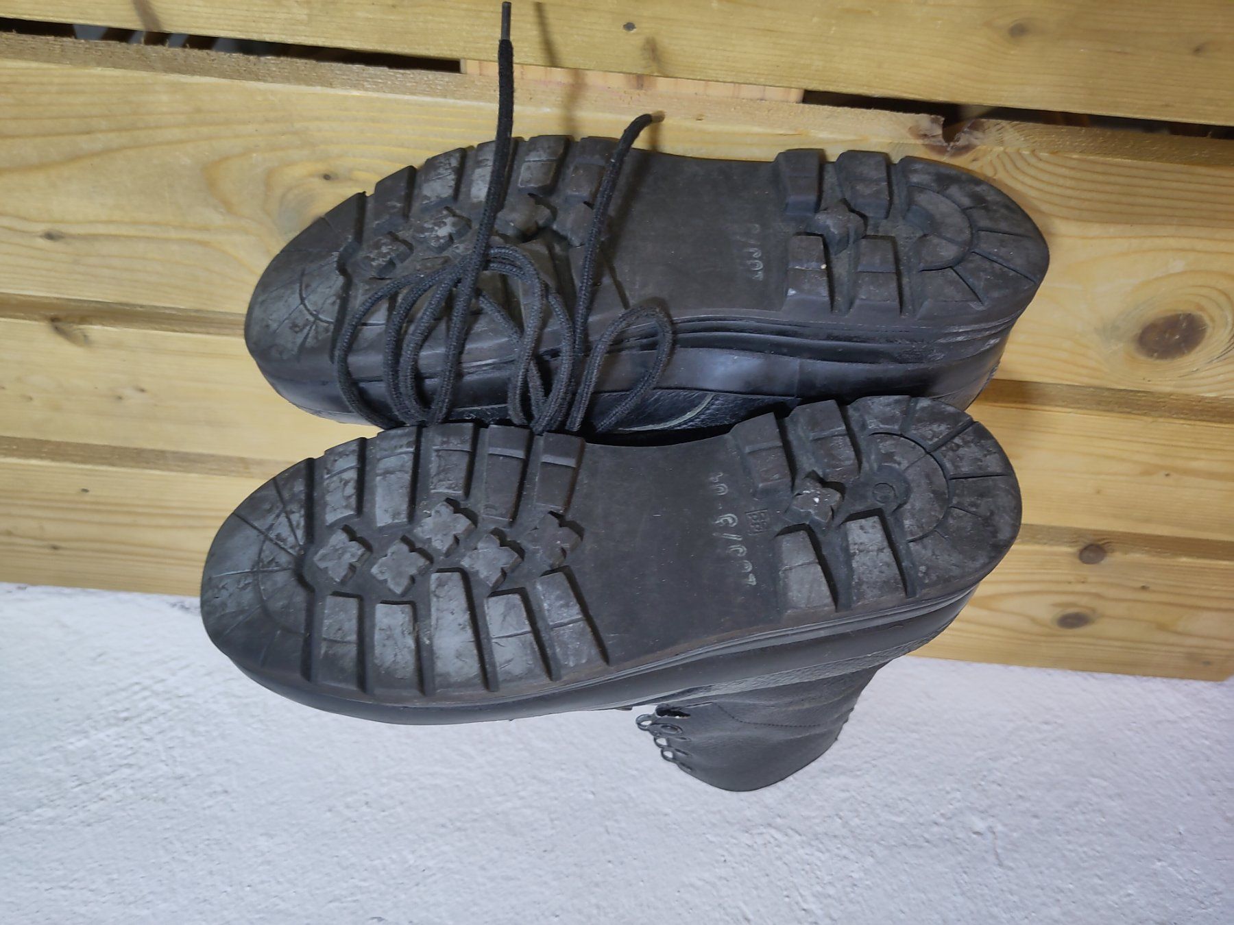 Schweizer Armee Scarpe da uomo: Schweizer Armeestiefel, Militärstiefel, "Wanderschuhe" Gr.43 – Usato da Lenzburg venduto da Zilti87 1