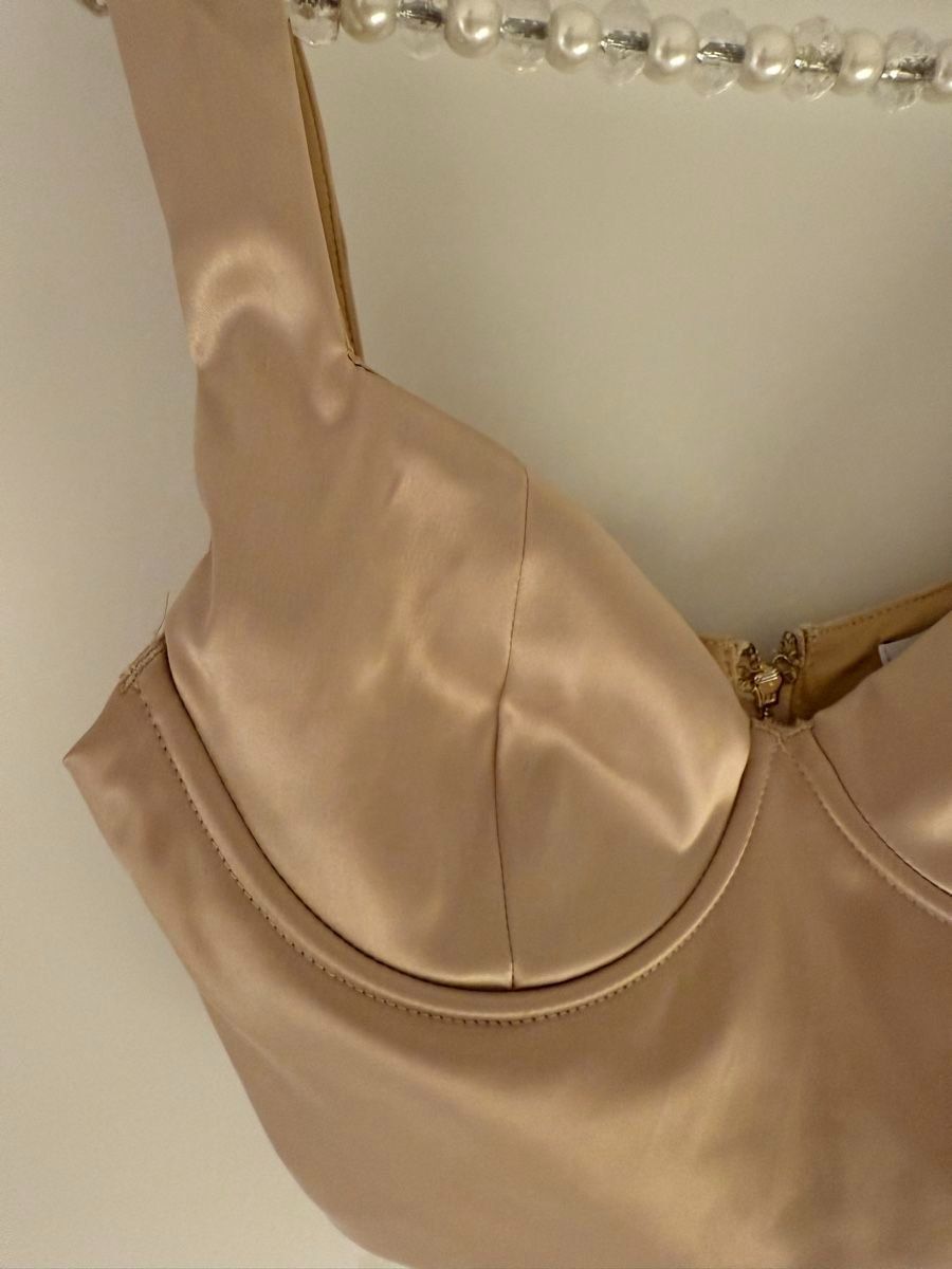 Top: Fashion Nova Satin Top – Nuovo (secondo la descrizione) da Domat/Ems venduto da Lorand_ 1
