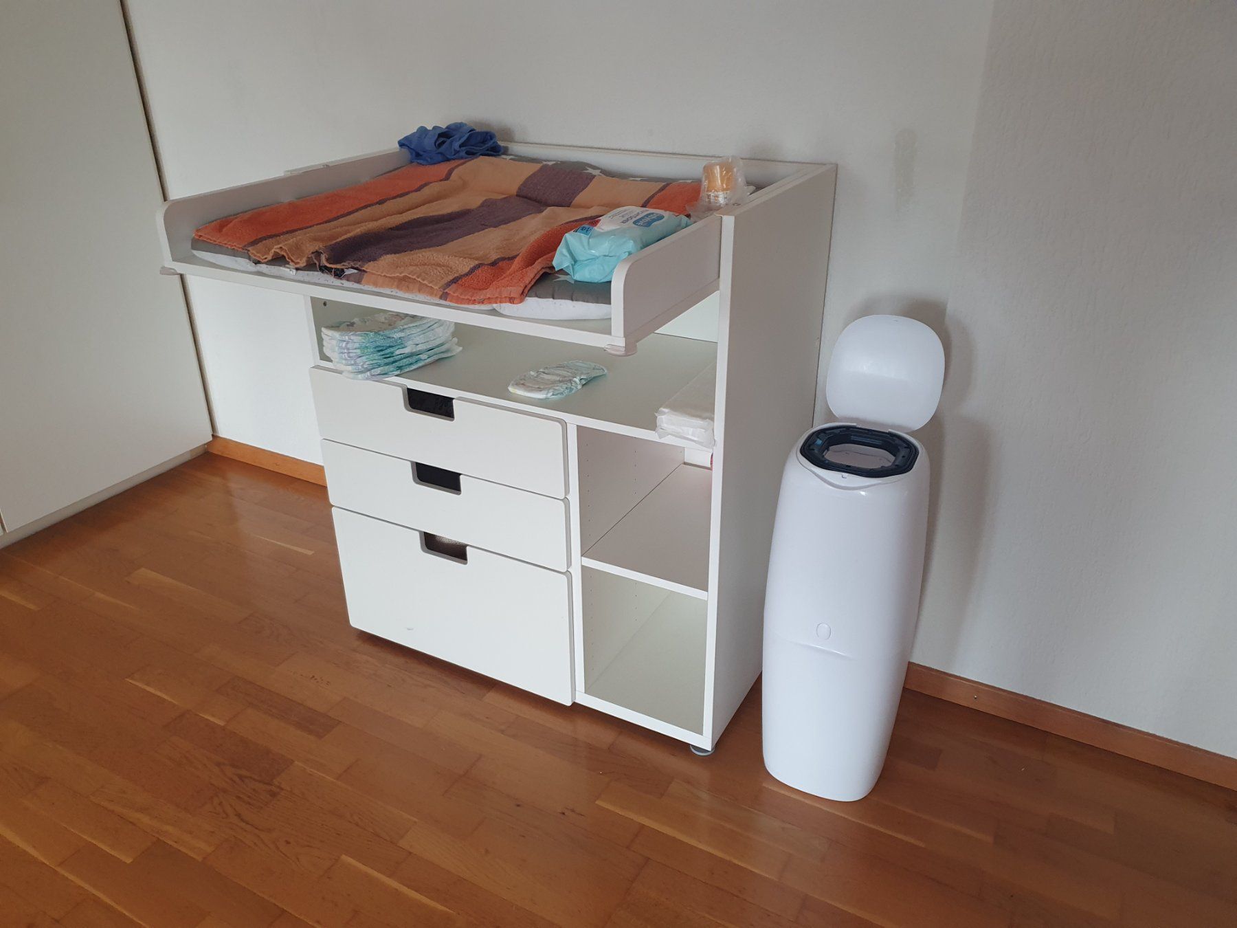 Ikea Tables à langer & accessoires: Wickeltisch Ikea inkl. Windeleimer Angelcare – D'occasion à Elfingen par mugel91