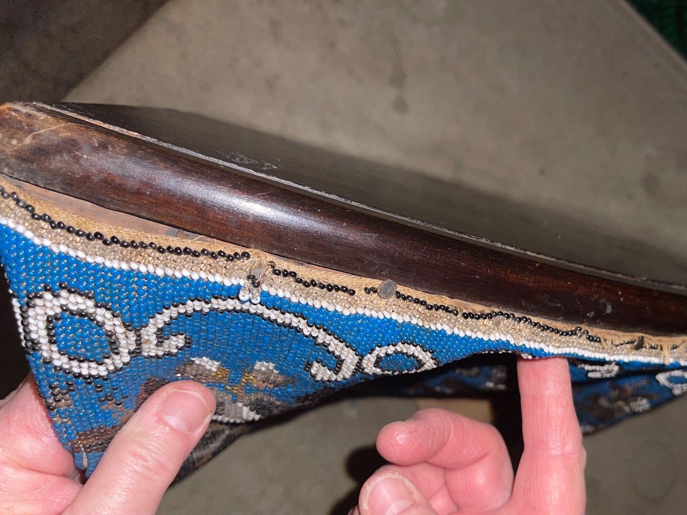 Tutte le decorazioni: Antike Ecketagere mit Perlenstickerei-Behang – Usato da Pfäffikon ZH venduto da lenaviktoria 5