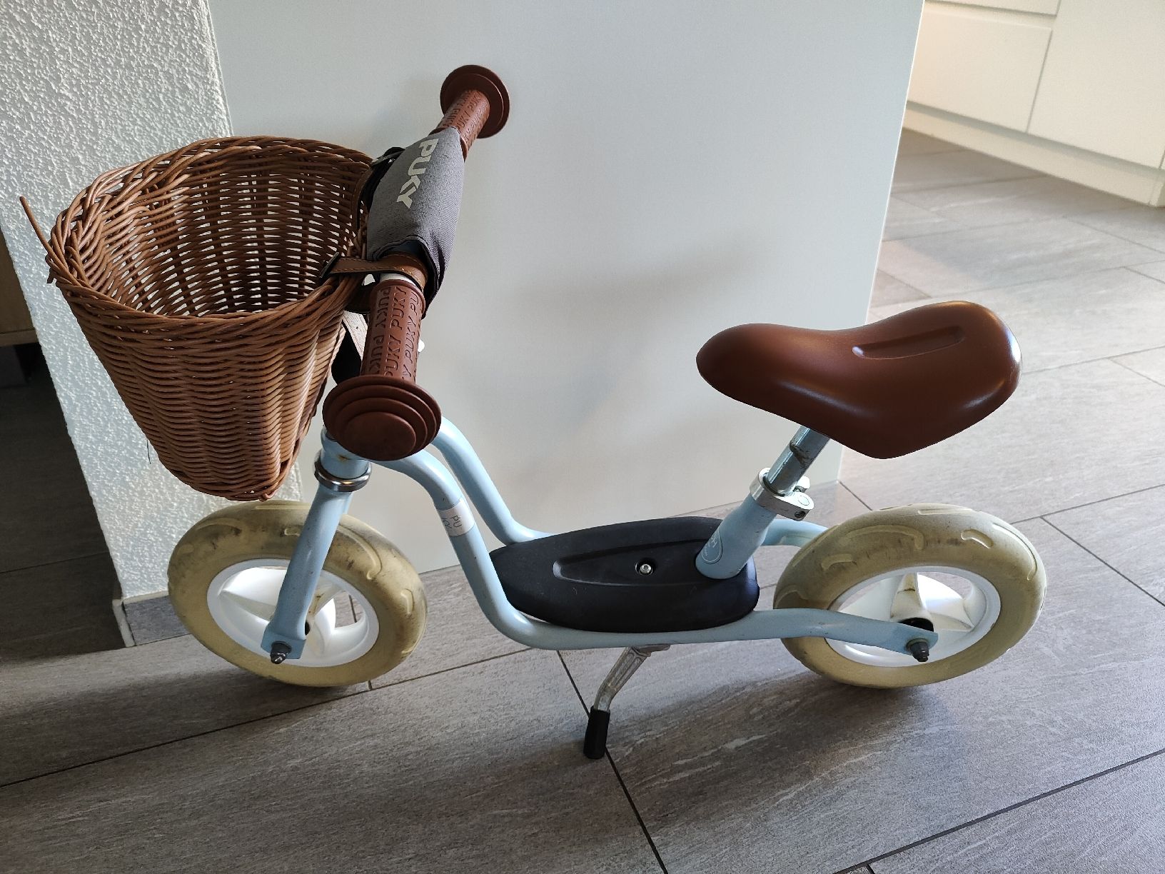 Puky Fahrzeuge für Kinder: Laufrad Puky hellblau mit Korb – Gebraucht aus Bäretswil von Foif5