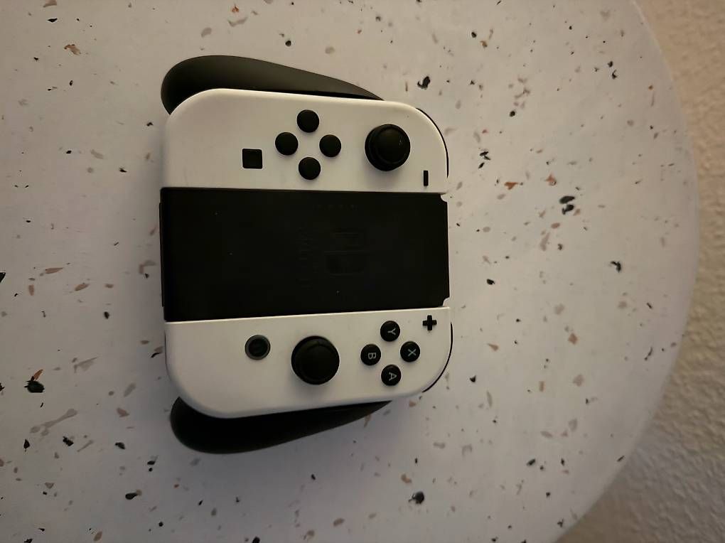 Konsolen: Switch OLED mit vielen Extras – Gebraucht aus Arbon von Mero_Az 3