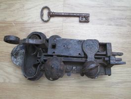 Antikes Türschloss geschmiedet