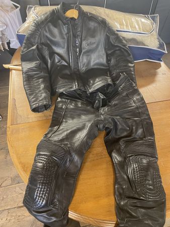 Frühlingsspecial: Café Racer Lederkombi von Louis