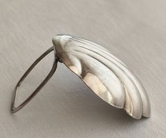 Vintage Tuch - Brosche in Muschelform, versilbert